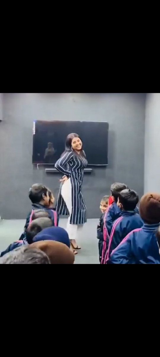 इस फोटो से हम यह समझ सकते हैं कि बच्चों को मारपीट के बजाय प्यार मोहब्बत से भी समझाया जा सकता है उन्हें एक अच्छे भाव से तरह-तरह की एक्टिविटी दिखाकर भी पढ़ाया जा सकता है यह जरूरी नहीं है कि आप बच्चों को मारपीट कर ही पढ़ायें यह फोटो हमें बहुत कुछ सिखाती है थैंक यू । ❤️💞