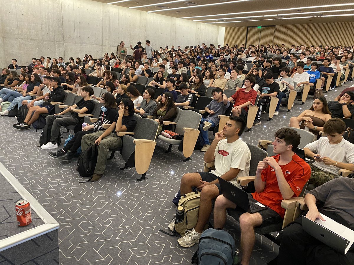Estamos en el auditorio Francisco Rosende de la Facultad de Economía y Administración UC, dando inicio al curso SUS1000 con una gran convocatoria de estudiantes.