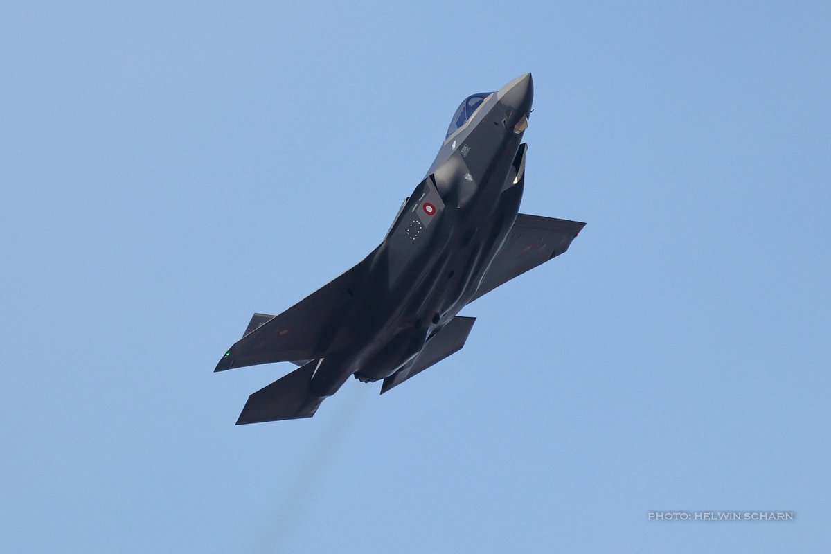 ScharnHelwin's tweet photo. Heute mal wieder nen Trip nach 🇩🇰 gemacht, Training Flying Display war angesagt. Vier #F35 flogen auch, aber nur die erstgelieferten🤔. #RDAF #Flyvevåbnet #F16 #HalfCentury https://t.co/QzB3G7h6yr