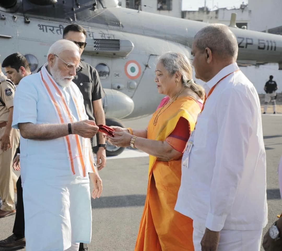 <a href="/narendramodi/">Narendra Modi</a> સાબ સુરત સોનાની મુરત માં તમારું દરિયાદિલી સ્વાગત !🙏 કેબિનેટ મીનિસ્ટરથી ફરી અદના કાર્યકર્તા બનવામાં લેશમાત્ર નાનમ ન રાખનાર <a href="/DarshanaJardosh/">Darshana Jardosh</a> જીનેક્સ્ટ ગુજરાત સી.એમ તરીકે બેસાડી આપશ્રી અમારી તળસુરતી લાગણી ને હાચવશોજી😊 <a href="/AmitShah/">Amit Shah</a> <a href="/BJP4India/">BJP</a>  <a href="/CRPaatil/">C R Paatil</a> <a href="/narendramodi_in/">narendramodi_in</a>