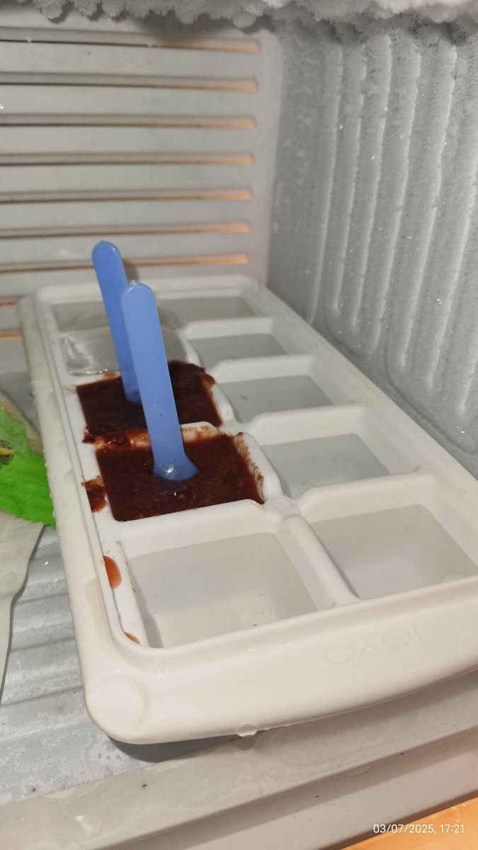 TheBaluu's tweet image. Grape juice🥤

Summer Special 🍇😍

Black Grapes+water+sugar Blend చేస్తే concentrated Grape juice Mixture వస్తుంది దాన్ని Filter చేసి juice ఫ్రిజ్ లో ఉంచి Ice cubes వేసుకుని తాగితే అధిపోదు?

Grape Precipitateలో కాస్త చక్కెరేసి 🍇Popsicle చేస్తే చూద్దాం😁🤩
#BaluCooks
#GrapeJuice