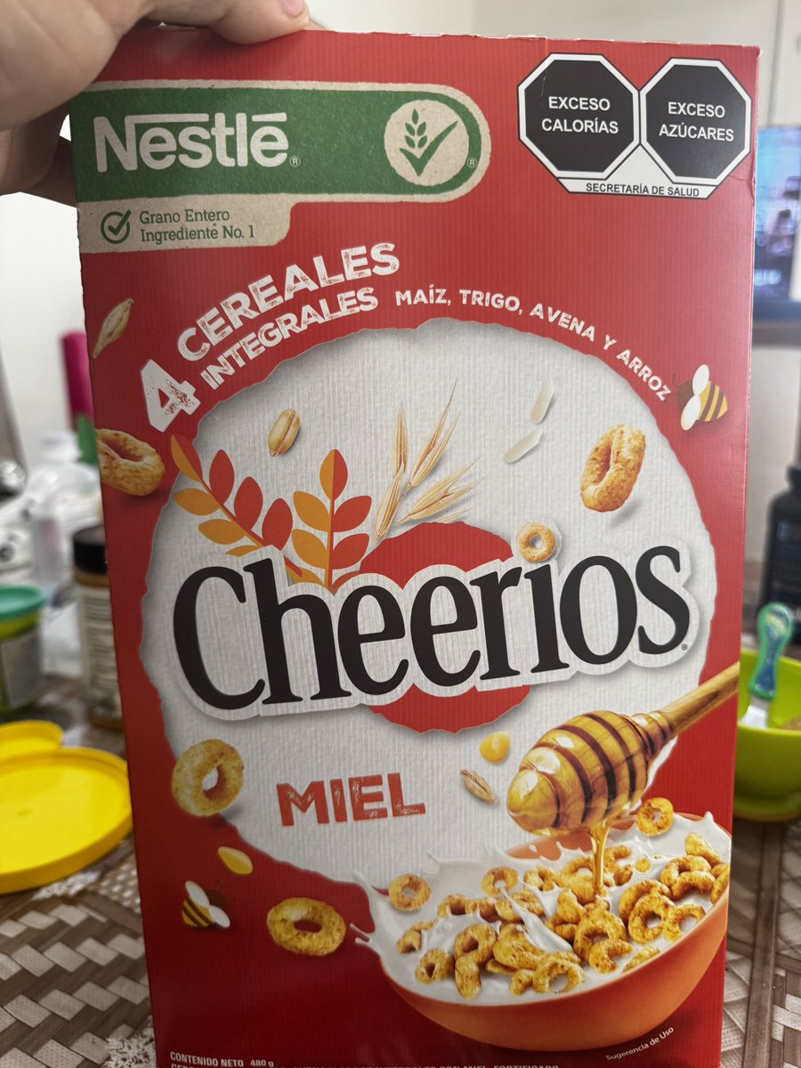 OttoLunna's tweet photo. En la última caja de cereal cheerios miel que adquirimos notamos un sabor extraño, como a humedad, desconozco en cuántas plantas de México se produzca este cereal, su empaque estaba en perfectas condiciones al momento de adquirirlo @NestleMX https://t.co/0WnZm0gezE