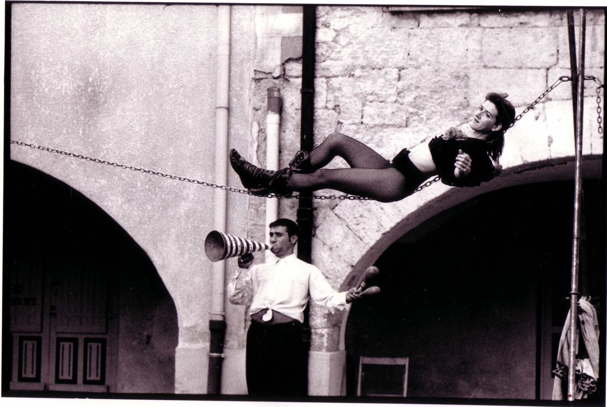 ✨Recordant “Malakas” ✨

Espectacle per carrers, antros, places, eres i balconades… 

Ell sempre toca de peus a terra, i ella dansa enlaire sobre els seus braços d’acer.

Un espectacle que quedava gravat a la memòria! Algú l’havia vist? 🤔🤔🤔
