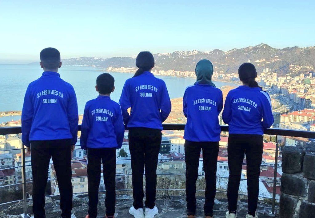 Rize'de düzenlenen 🏓 Masa Tenisi Bölge Müsabakalarına Yıldız Kızlar ve Yıldız Erkekler olmak üzere iki farklı takımla katılan ve müsabakaları her iki kategoride de 🥇🥇 BÖLGE ŞAMPİYONU olarak tamamlayan <a href="/CelogluYunus/">Yunus Çeloğlu</a> hocamızı ve öğrencilerimizi başarıları dolayısıyla kutluyoruz.