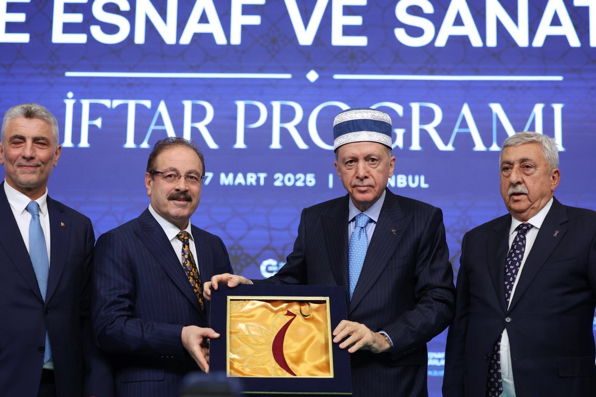 Ramazan-ı Şerif’in kalplerimizi ferahlatan manevi ikliminde iftar soframızı teşrif eden her bir esnaf ve sanatkârımıza teşekkür ediyorum.

Ülkemizin dört bir yanındaki 2 milyon 250 bini aşkın esnaf ve sanatkârımızın tamamına selamlarımı, sevgilerimi gönderiyorum.