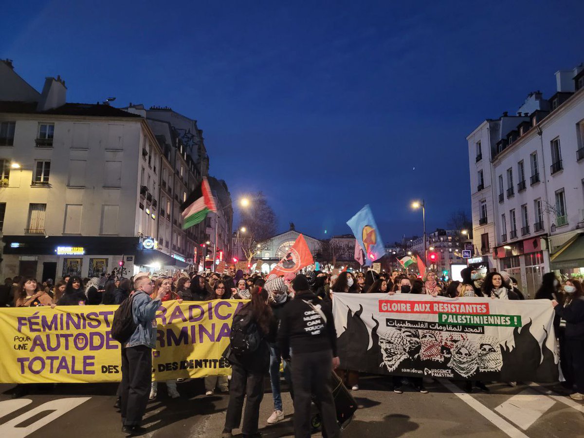 LesRosies's tweet photo. Malgré la tentative historique et liberticide d’interdiction de la marche féministe nocturne, la voilà, forte fière radicale, en colère 

Bravo les meufs et tou·tes 🔥 https://t.co/cf8cEtYhoy