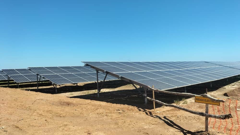 DrRobertoMOjeda's tweet photo. Donde antes el marabú reinaba hoy se levanta el parque solar fotovoltaico "Mango dulce". Ubicado en el artemiseño #Candelaria esta instalación, antes de concluir el presente mes, aportará más de 20MW al Sistema Electroenergético Nacional. #UnidosXCuba https://t.co/k9oKSMLdHH