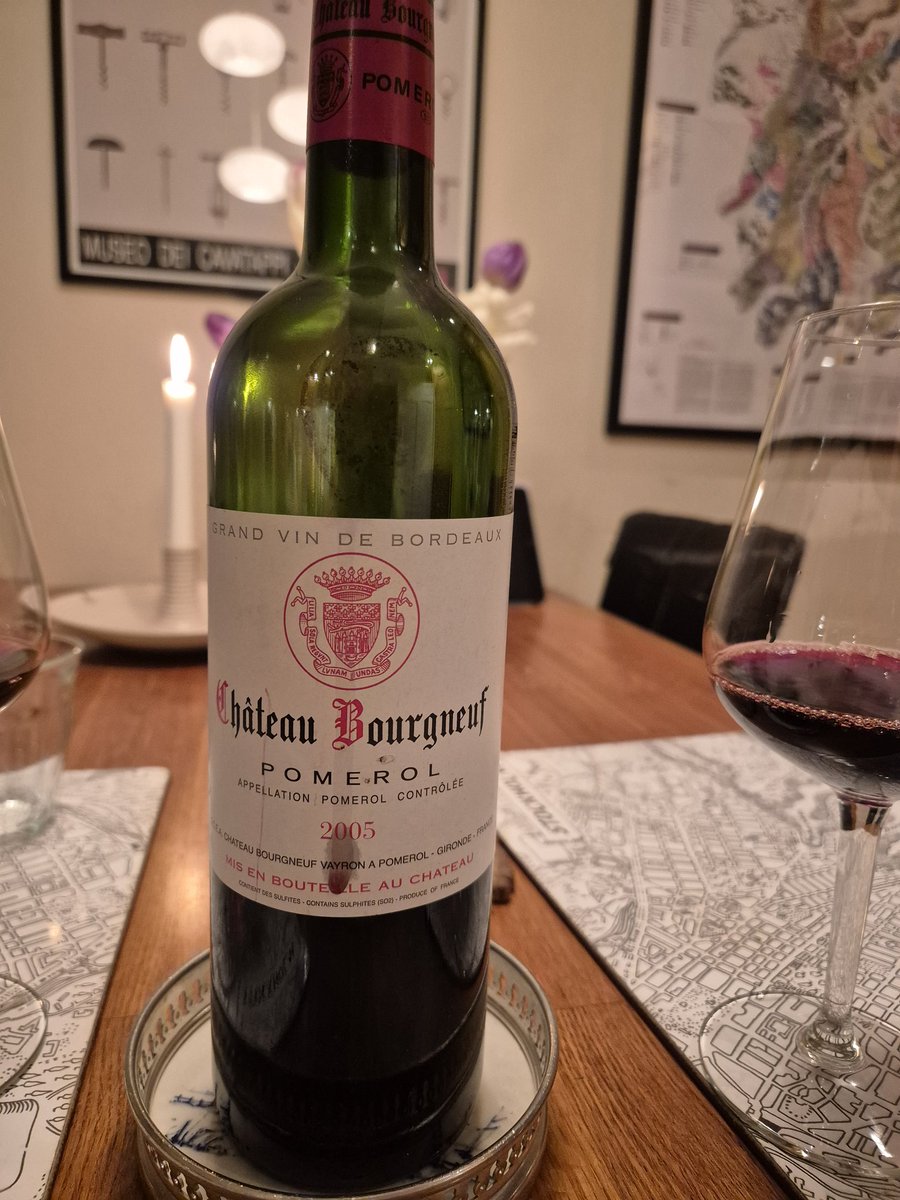 eperjon's tweet image. Ikväll Ch. Bourgneuf 2005, Pomerol, tillsammans med kyckling med soltorkade tomater och pasta. Trevligt vin. Kolasnören, fudge, blyerts och tändsticksplån. Vi firar att vår rehab går framåt, jag efter min diskbråcksoperation och Helena från sin hälsporre!
