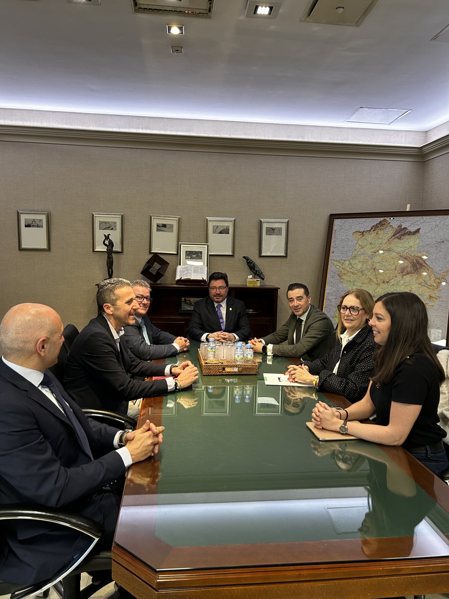 🤝 El consejero <a href="/GuiSantamaria/">Guillermo Santamaría</a> y parte del equipo de la Consejería se reúnen con José Luis Llerena, director de <a href="/CTAEX_CIT/">CTAEX</a>.

✅ Encuentro para trabajar en el impulso al sector agrobiotecnológico en Extremadura y en las vías de colaboración para la generación de empleo y riqueza.