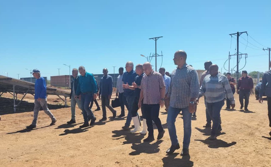 Donde antes el marabú reinaba hoy se levanta el parque solar fotovoltaico "Mango dulce". Ubicado en el artemiseño #Candelaria esta instalación, antes de concluir el presente mes, aportará más de 20MW al Sistema Electroenergético Nacional. #UnidosXCuba