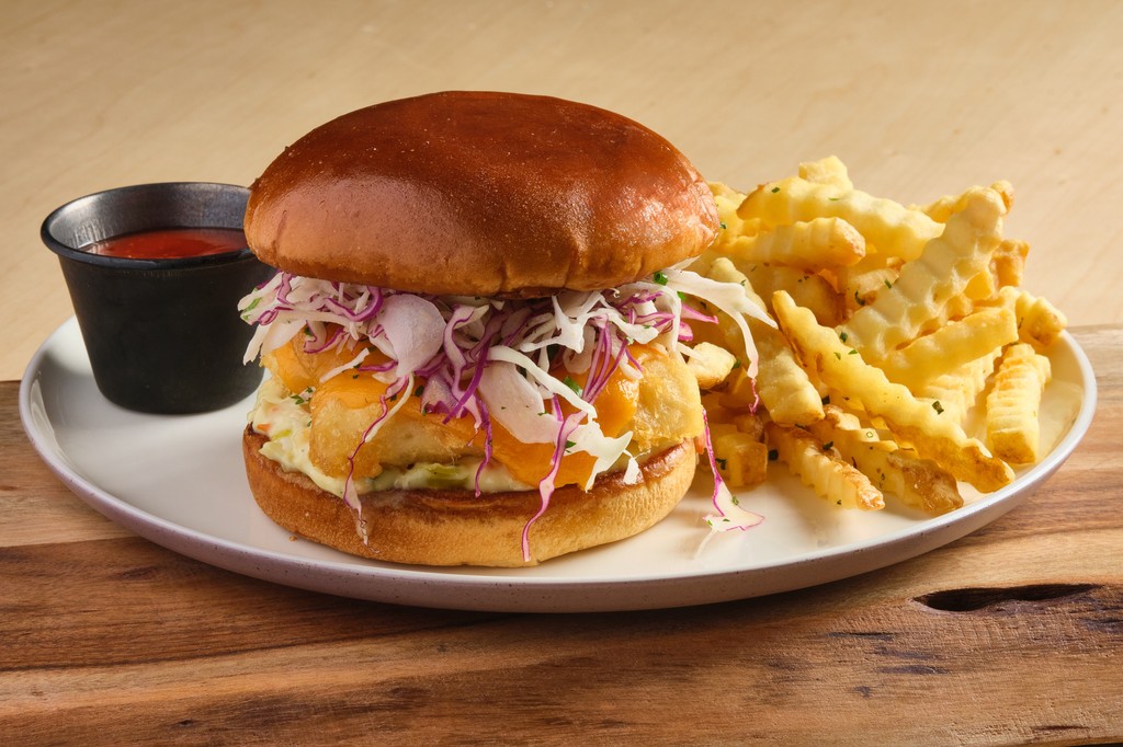 OneSevenAgency's tweet image. Kick off the first Friday of Lent and #FridayFishFryDay with our client, Fine Company, and its delicious Fileto Fish sandwich. Enjoy shatter-battered cod, cabbage slaw, American cheese and remoulade this Friday and every Friday through Holy Thursday. 🐟️

#FineCompany #Vegas