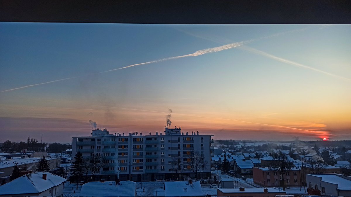 shadow_hun10832's tweet photo. Захід сонця на фоні багатоповерхівки — це магія. Небо палає оранжевим, рожевим, фіолетовим. Сонце грає у вікнах, перетворюючи їх на золото. Тіні будівлі простягаються, навколо — спокій і легкий бриз. Природа та архітектура в гармонії. #ЗахідСонця #КрасаМоменту https://t.co/5vQXnnTKEM