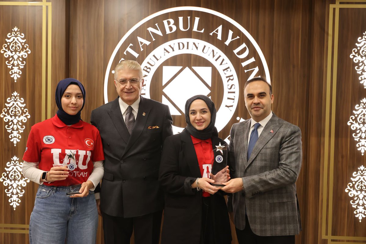 drmaydin's tweet photo. Toplantımızın ardından, #TEKNOFEST2024 şampiyonlarımıza Sn.Bakanımızla birlikte ödüllerini verdik. 

Ayrıca, #TEKNOFEST2025’te yarışacak tüm takımlarımızla da bir araya gelerek başarılar diledik.

Takımlarımızın Ülkemizi teknoloji ve inovasyon alanında en iyi şekilde temsil edeceklerine yürekten inanıyorum.

@mfatihkacir 
@TCSanayi 
@teknofest 
@bilkolejleri 
@caucampus 
@IAUKampus 
@iautekmer
