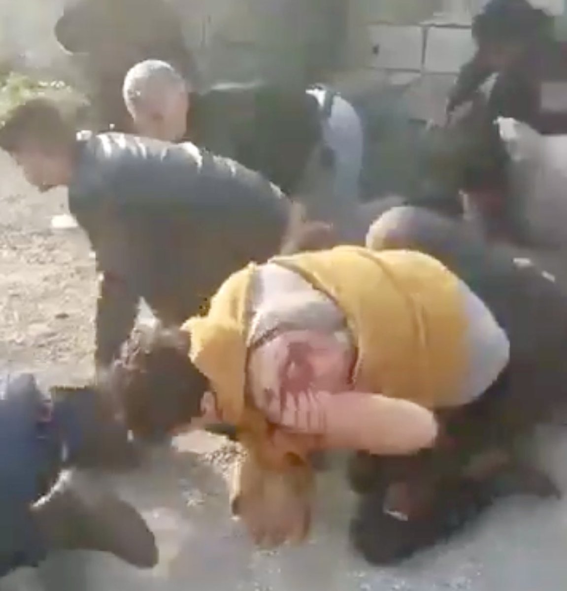 ferhatttunc's tweet photo. Suriye’den düşen görüntüler, insanlığın nasıl korkunç bir tehditle karşı karşıya olduğunun kanıtı adeta. Evlerinden alınan Aleviler, kitlesel olarak acımasızca katlediliyor ve bu katliam görüntüleri sosyal medyada rahatlıkla paylaşılıyor. HTŞ, Suriye’de IŞİD’in iktidar olmuş hali adeta. Sivil halka ve Alevilere yönelik bu saldırılar karşısında dünyanın hala susuyor olması, ayrıca bir endişe kaynağı.
 https://t.co/YECTYWzpv8