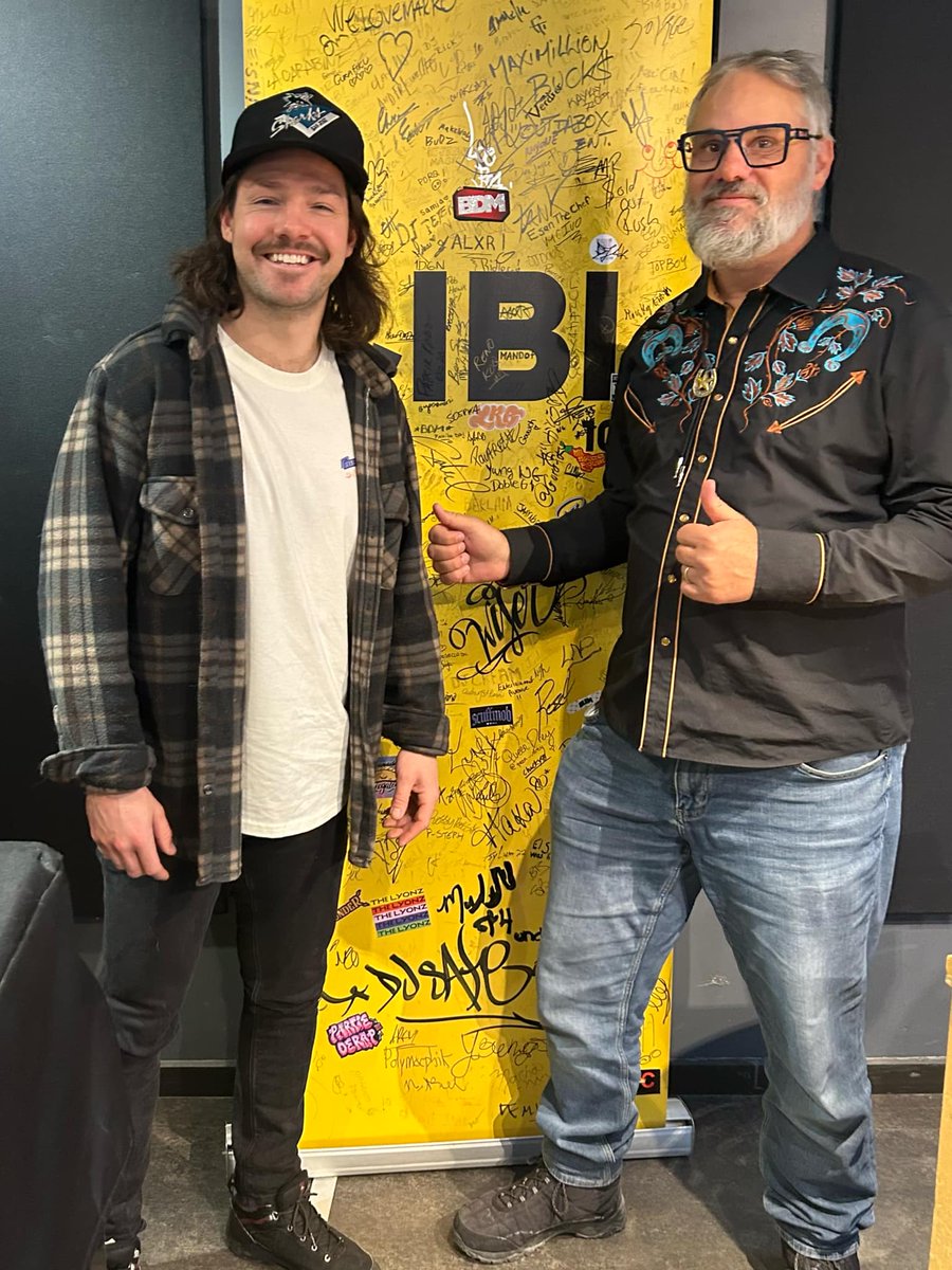 JasonDupuis's tweet photo. Une magnifique rencontre entrevue et perfos radiohponique à l'émission Le cowboy urbain hier en direct du studio A de CIBL 101,5 FM et sur le web avec l'ultra sympathique et talentueux Fred Dionne! Pour écouter l'émission suivez ce lien >>> https://t.co/XmLeO6AQ26 https://t.co/PnfHfuXGAQ