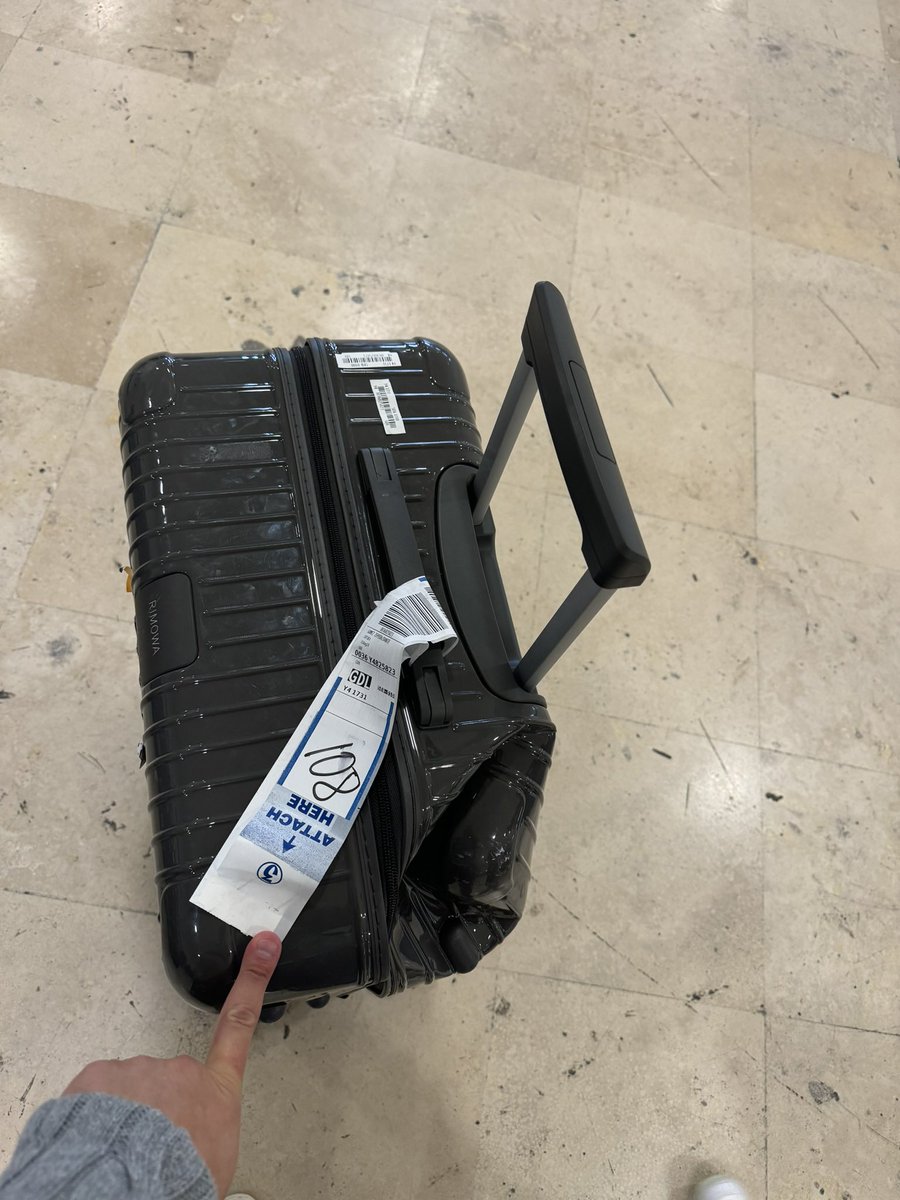 sebasllns's tweet image. Aquí tienen mi respuesta! 

Me voy dando cuenta, que en el vuelo de regreso me sustrajeron por no decir (robaron) unos tenis ! Y dañaron mi maleta para abrirla! 
Les recuerdo que esta aerolínea no pagó mi maleta antes dañada 
Aparte de RATEROS NO PAGAN DAÑOS
#PruebasNoPalabras