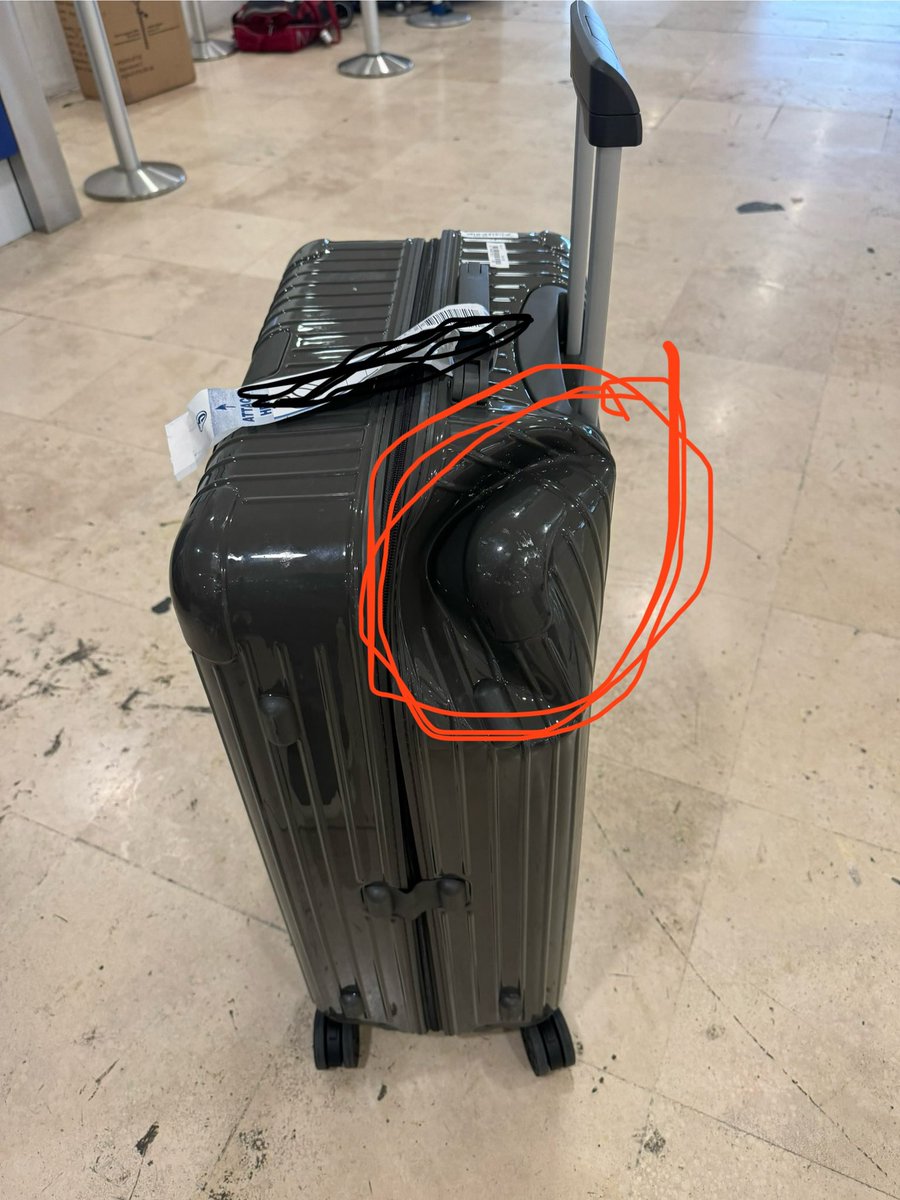 sebasllns's tweet image. Aquí tienen mi respuesta! 

Me voy dando cuenta, que en el vuelo de regreso me sustrajeron por no decir (robaron) unos tenis ! Y dañaron mi maleta para abrirla! 
Les recuerdo que esta aerolínea no pagó mi maleta antes dañada 
Aparte de RATEROS NO PAGAN DAÑOS
#PruebasNoPalabras