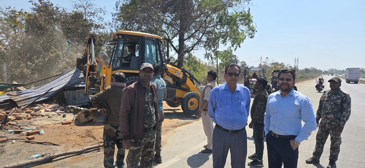 KohramLive's tweet image. जीटी रोड पर चला प्रशासन का बुलडोजर...
#Hazaribagh #Chouparan #GTRoad #Encroachment #BuldozerAction #Jharkhand