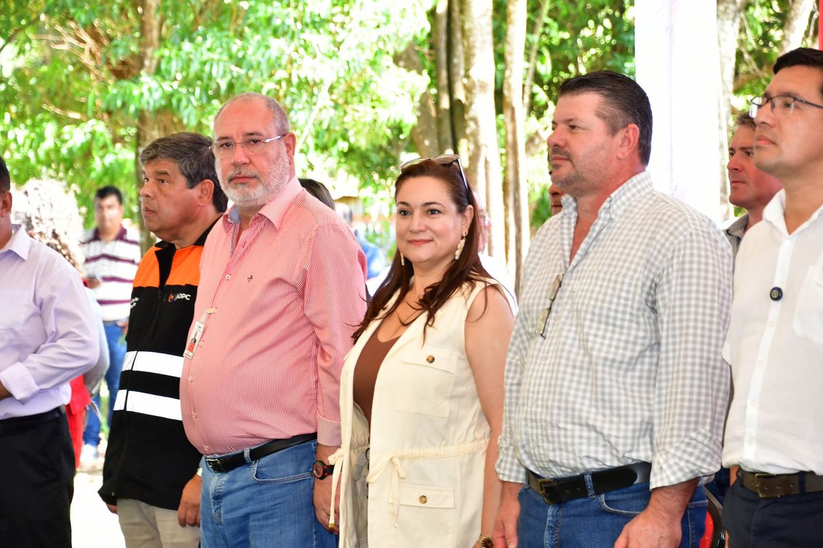 itaipuparaguay's tweet photo. 🚧 El director general paraguayo de ITAIPU, Justo Zacarías Irún, y otras autoridades participaron del acto de firma de contrato para la pavimentación asfáltica del tramo San Cristóbal-Juan E. O'Leary, en el departamento del Alto Paraná, iniciativa liderada por el Ministerio de Obras Públicas y Comunicaciones (MOPC). La ministra Claudia Centurión presidió el evento y destacó que esta obra forma parte de la política de fortalecimiento vial que encara el Gobierno del Paraguay en varios puntos del país.

@SantiPenap @AllianaPedro @luchozacariasAP @rocio_abed @clacent