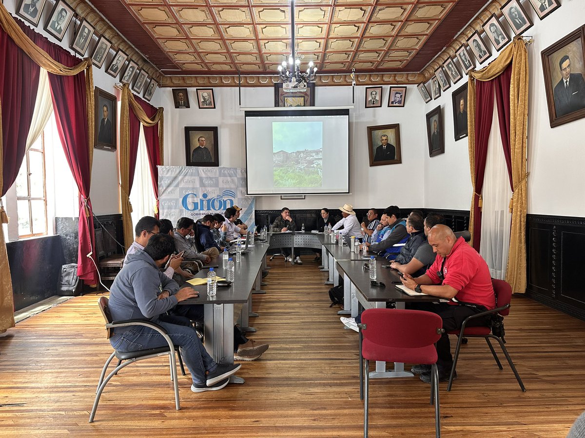 Alcalde, Cristian Ochoa Carchi, preside el COE CANTONAL ante las eventualidades suscitadas por el temporal invernal.

Vamos a trabajar articuladamente con todas las instituciones para atender las emergencias en el cantón.

#NosMantenemosAlerta