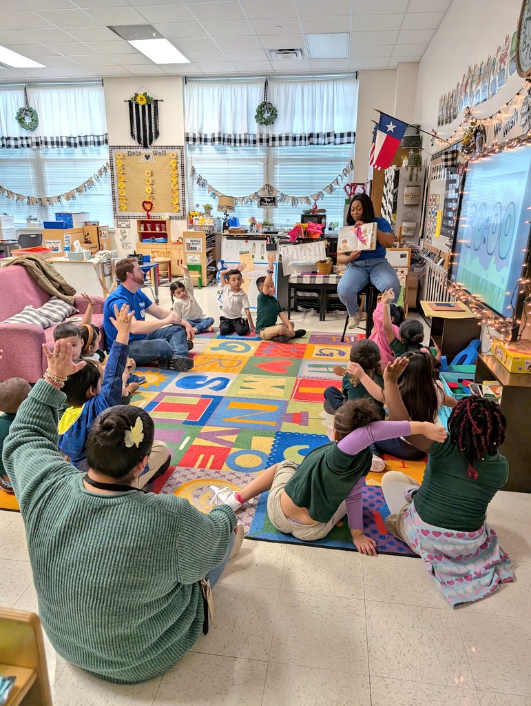 MsPatelLibrary's tweet image. BIG thank you to @UnitedWayDallas and @atmosenergy for volunteering to read to our students for Read Across America Day! 📚 You brought so much joy to our classrooms, and the students absolutely loved it! We're grateful for your support! ❤️ @DISD_Libraries @CasaViewES