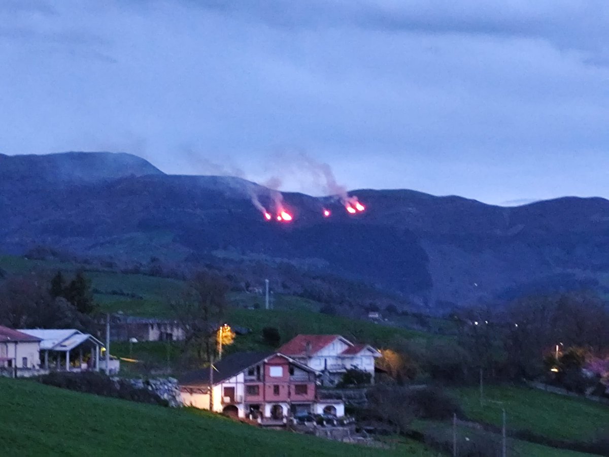 KarrantzaSOS's tweet photo. 🚒🚨📢 A petición de #vecin@ y @BomberosBizkaia , #VoluntariosSOSKarrantza EN CAMINO 📢🚨🚒
🌲🔥 #IncendioForestal zona Armañon🔥🌲
B.R.P.-1🚒💨
Equipo 🧑🚒💨
#SOSKarrantza
#Emergencias
#Larrialdiak
#VoluntariadoSOSKarrantza https://t.co/nVDlQTSBZP