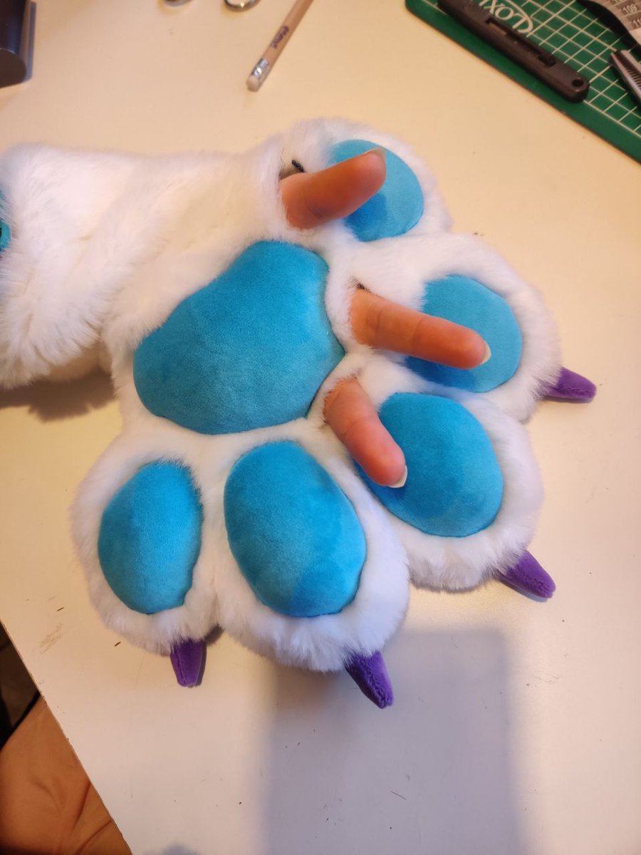 These beans have some holes for your human beans!  Now there's added dexterity for zippers and putting on the head of the suit.
#Furry #Fursuitmaker #FursuitWIP