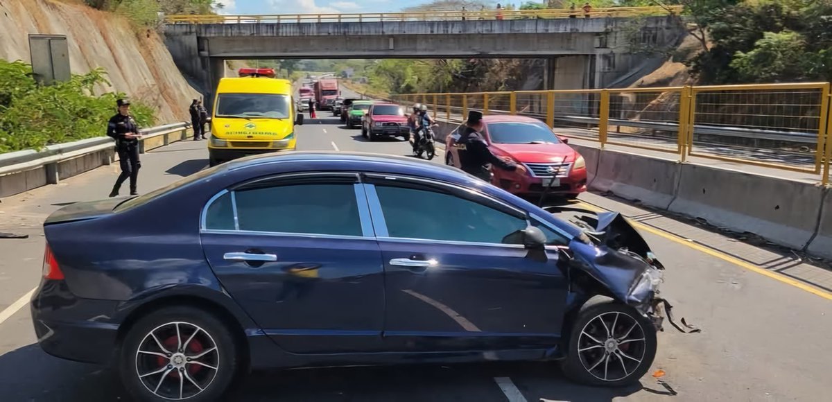 LasNoticiasSM's tweet photo. Accidente de transito en carretera Litoral,cerca del cantón Jalponga en Santiago Nonualco, departamento de La Paz.

Una mujer resultó lesionada tras el accidente; siendo auxiliada por socorristas de Comandos de Salvamento. https://t.co/UiZigJD0Al