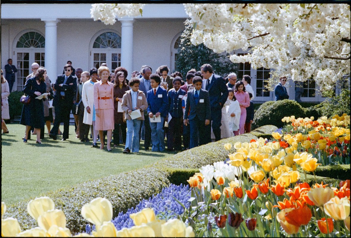 First Lady Pat Nixon began the tradition of opening the #WhiteHouse gardens and grounds to the public 

#whitehousetraditions