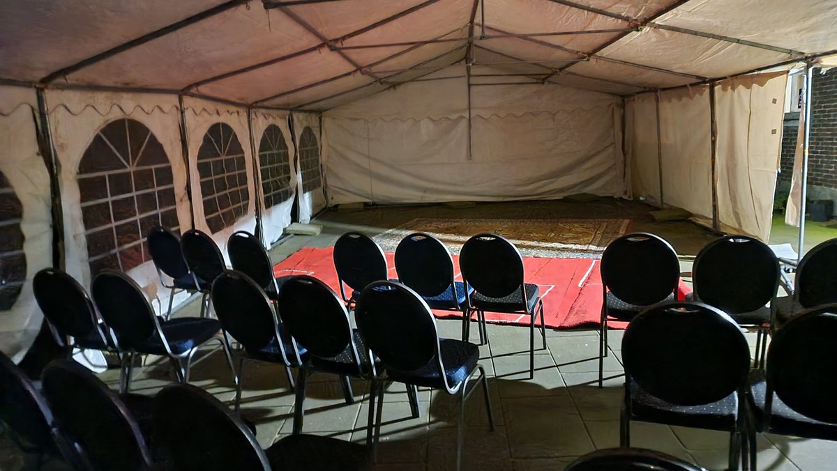 AmstelveenAMJO's tweet photo. Gisteren na het taraweeh gebed verrichte de Khuddam van Amstelveen Waqar-e-Amal ter voorbereiding van de Jummah gebeden en Iftars tijdens Ramadan https://t.co/jfu6pqNZpN