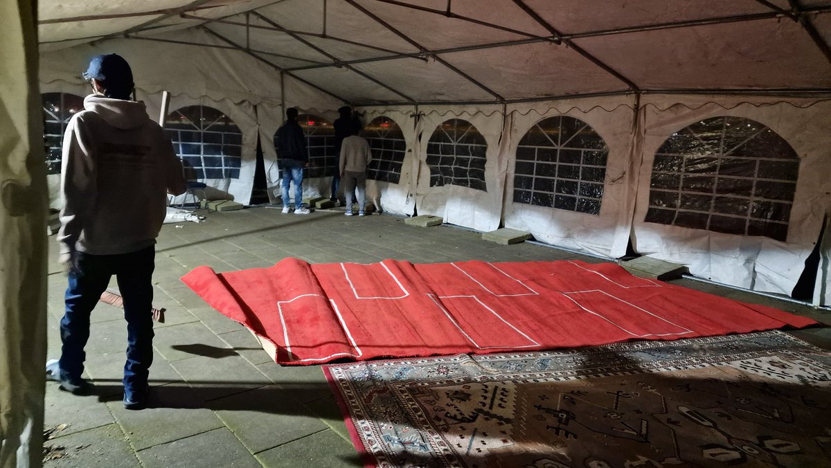AmstelveenAMJO's tweet photo. Gisteren na het taraweeh gebed verrichte de Khuddam van Amstelveen Waqar-e-Amal ter voorbereiding van de Jummah gebeden en Iftars tijdens Ramadan https://t.co/jfu6pqNZpN