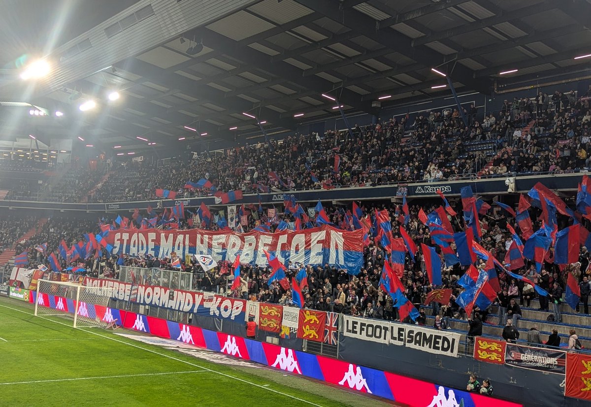 Bienvenue dans le stade du dernier de Ligue 2 un vendredi soir.
Allez Malherbe !!!!!! #SMCLAVAL #TeamSMC ❤️💙