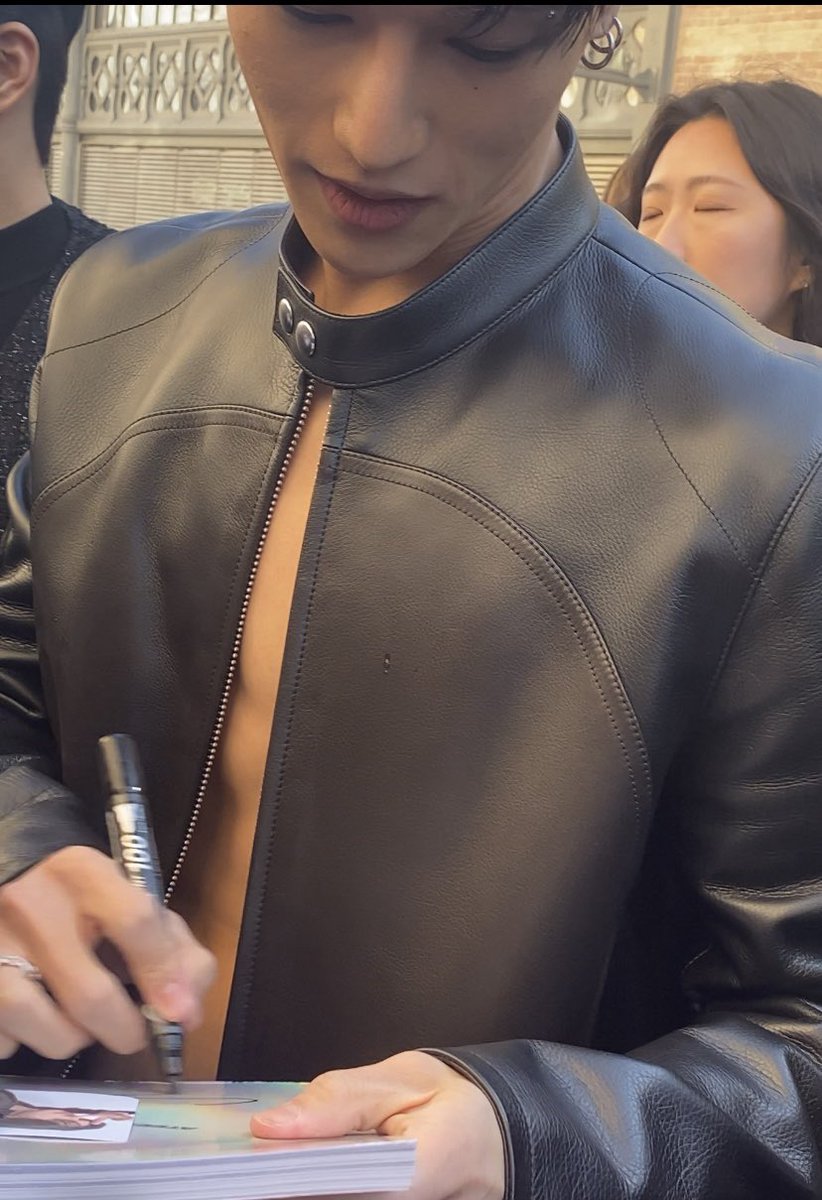 Rym been signed by Shua 💜 tweet media