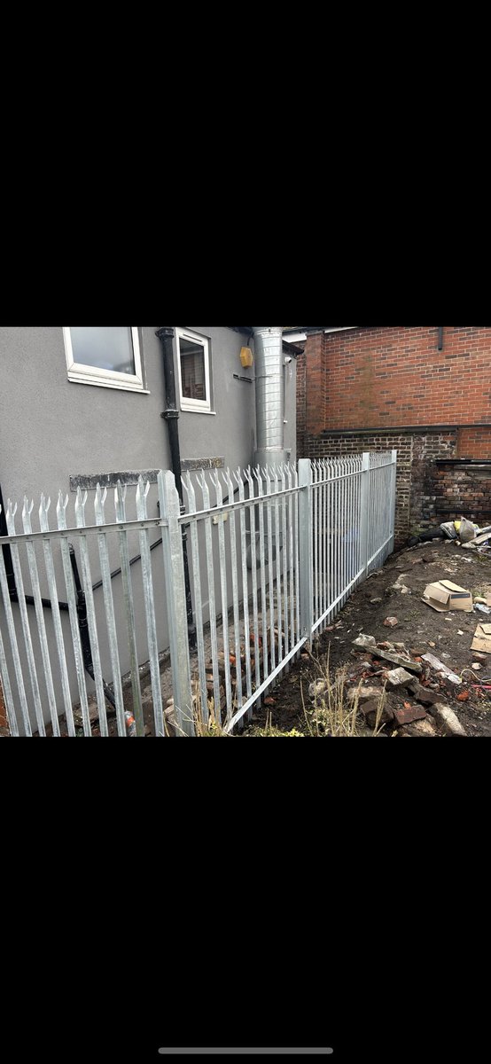 FenceGateDesign's tweet image. Nice small fencing installation carried out this afternoon by @FenceGateDesign with this 2.1m high triple point D section palisade fence to keep out unwanted visitors dumping waste at a local tarmac company in #Heywood