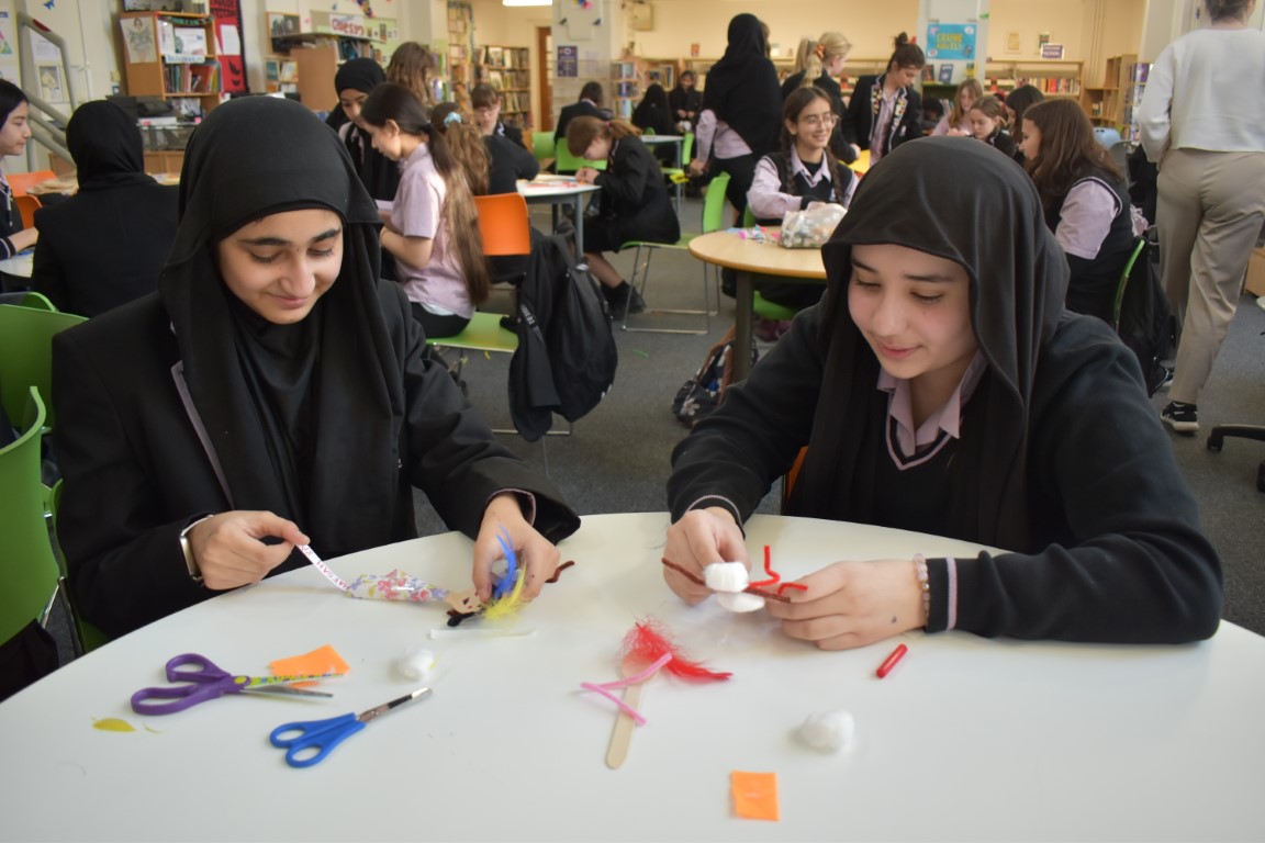 ClaptonGA's tweet image. We wrapped up World Book Day with a spoon-tacular crafting session! 🥄🎨 Our students got creative, turning spoons into their favourite book characters using colourful materials. What a fun and unique way to celebrate! 📚✨ @worldbookdayuk

#WorldBookDay #CreativeFun