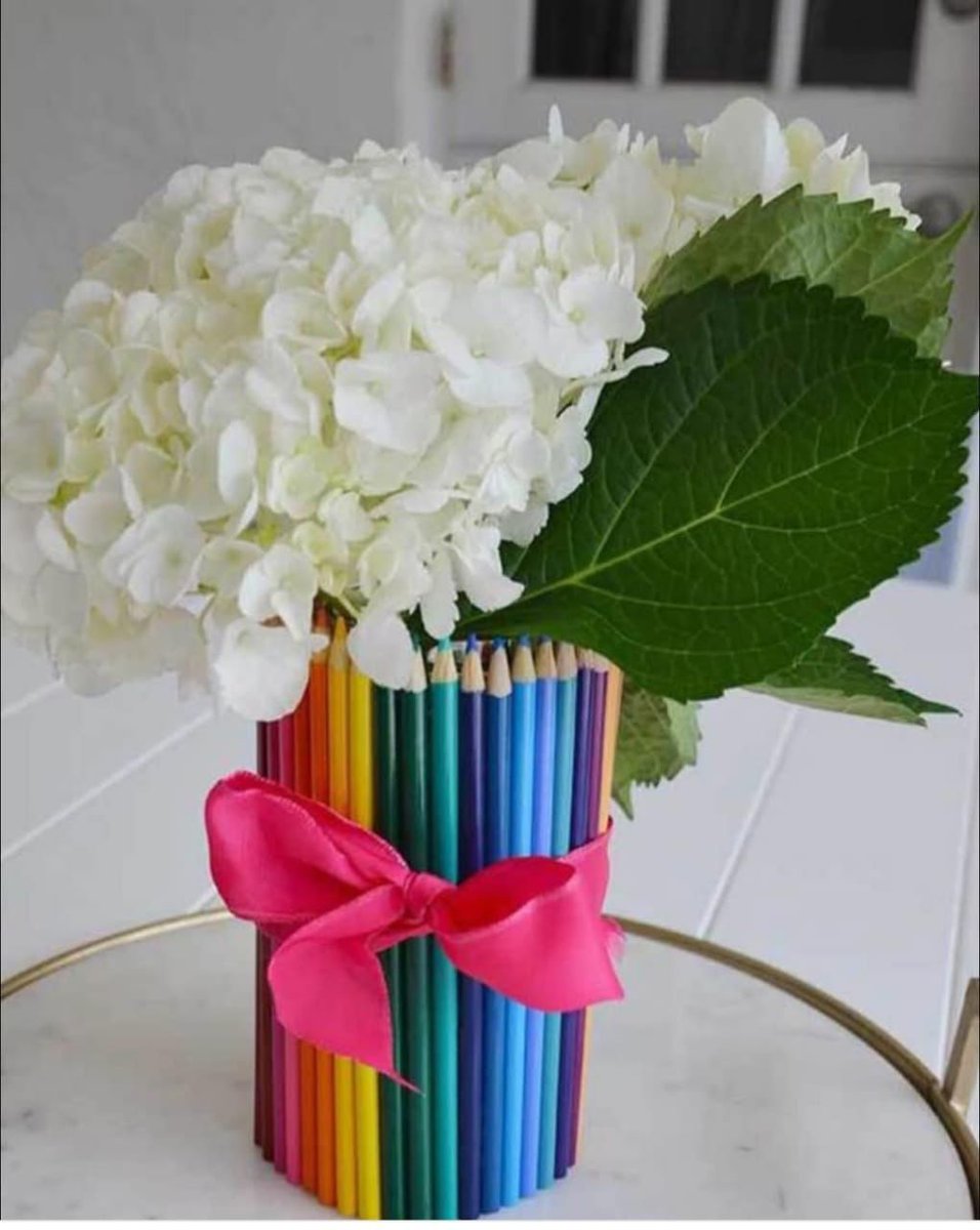 Sot, më 7 Mars, le te celebrojme sistemin tone  arsimor, shtyllë e kohezionit shoqëror dhe formimit të qytetarëve të vetëdijshëm. 'Mësuesi të jep çelësin e botës,' thotë Freire, por '#arsimi është proces përmirësimi,' shton Dewey. <a href="/aidssh/">Autoriteti Dosjeve (AIDSSH)</a> rikthen dinjitetin e mësuesve të