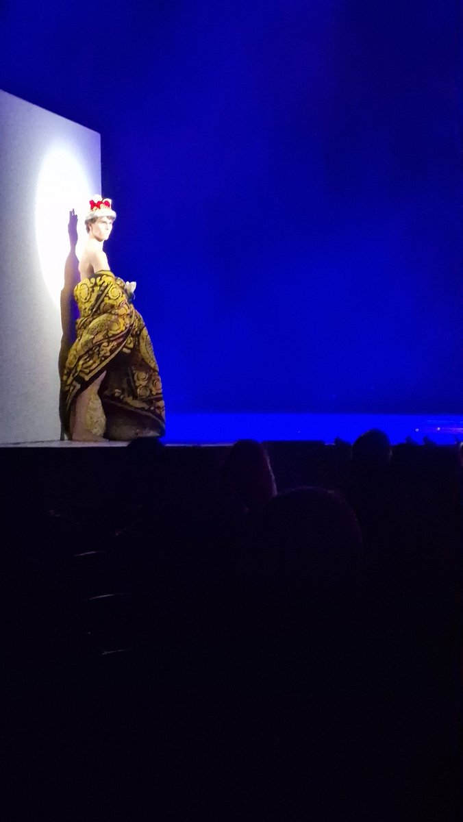 ZeynepTurker's tweet photo. Müzik harika, dansçılar harika
Şov Özgün ama biz kafa ve ense seyrediyoruz. Göremiyoruz.
Kenarda ayakta seyrediyorum. Cok ayıp @VolkswagenArena
#balletforlife https://t.co/HgPJNBb927