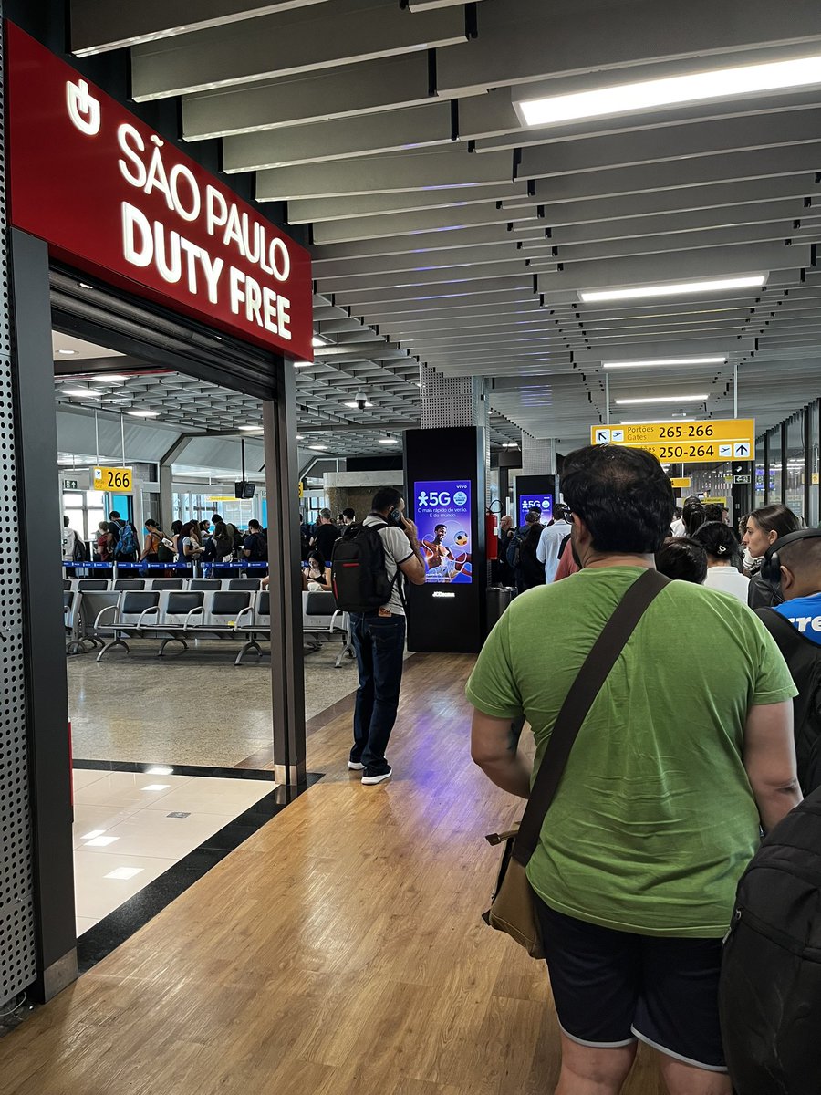 Argentinos y nuestra mania estupida de hacer fila una hora antes de abordar