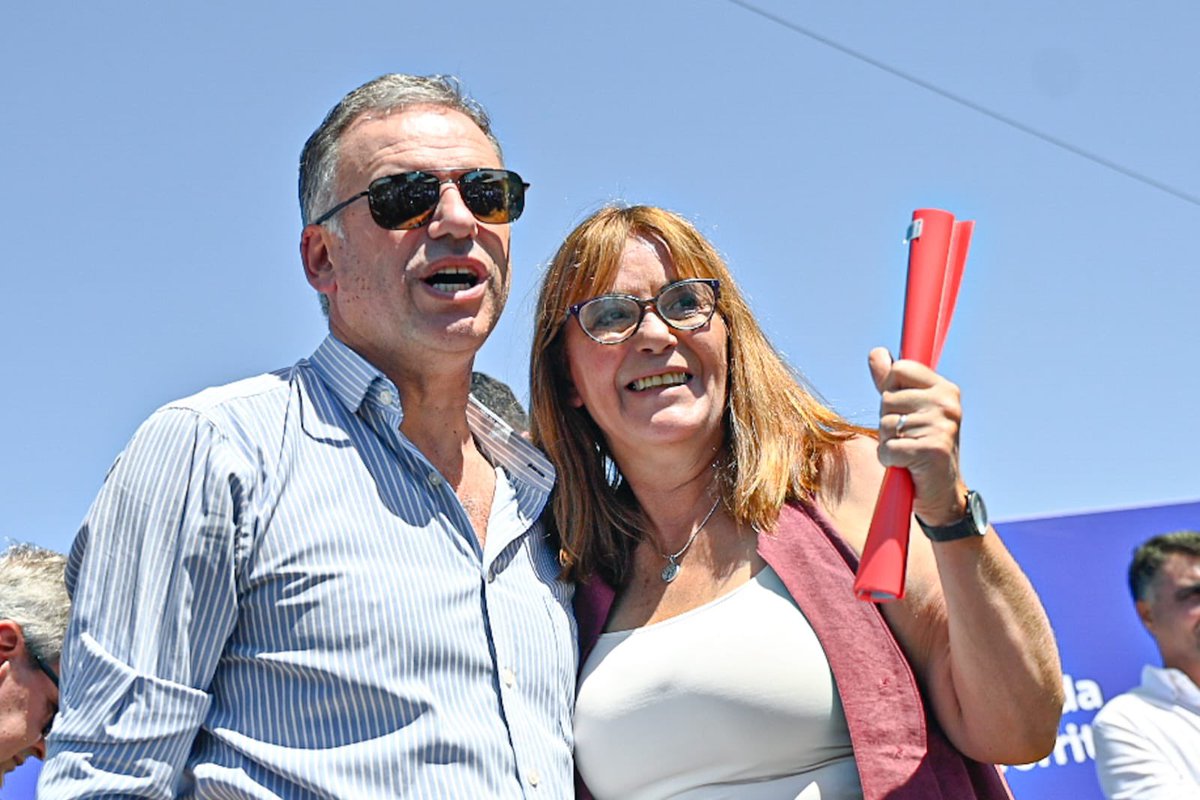 Mvot_Uruguay's tweet photo. 🏘️ Asumieron las nuevas autoridades del Ministerio de Vivienda y Ordenamiento Territorial en el barrio Campo Galusso, la ministra @CeciliaCairo_Uy y el equipo que acompañara su gestión.

Junto al presidente @OrsiYamandu y el secretario de presidencia @pachasanchez https://t.co/boJHNnDFXN