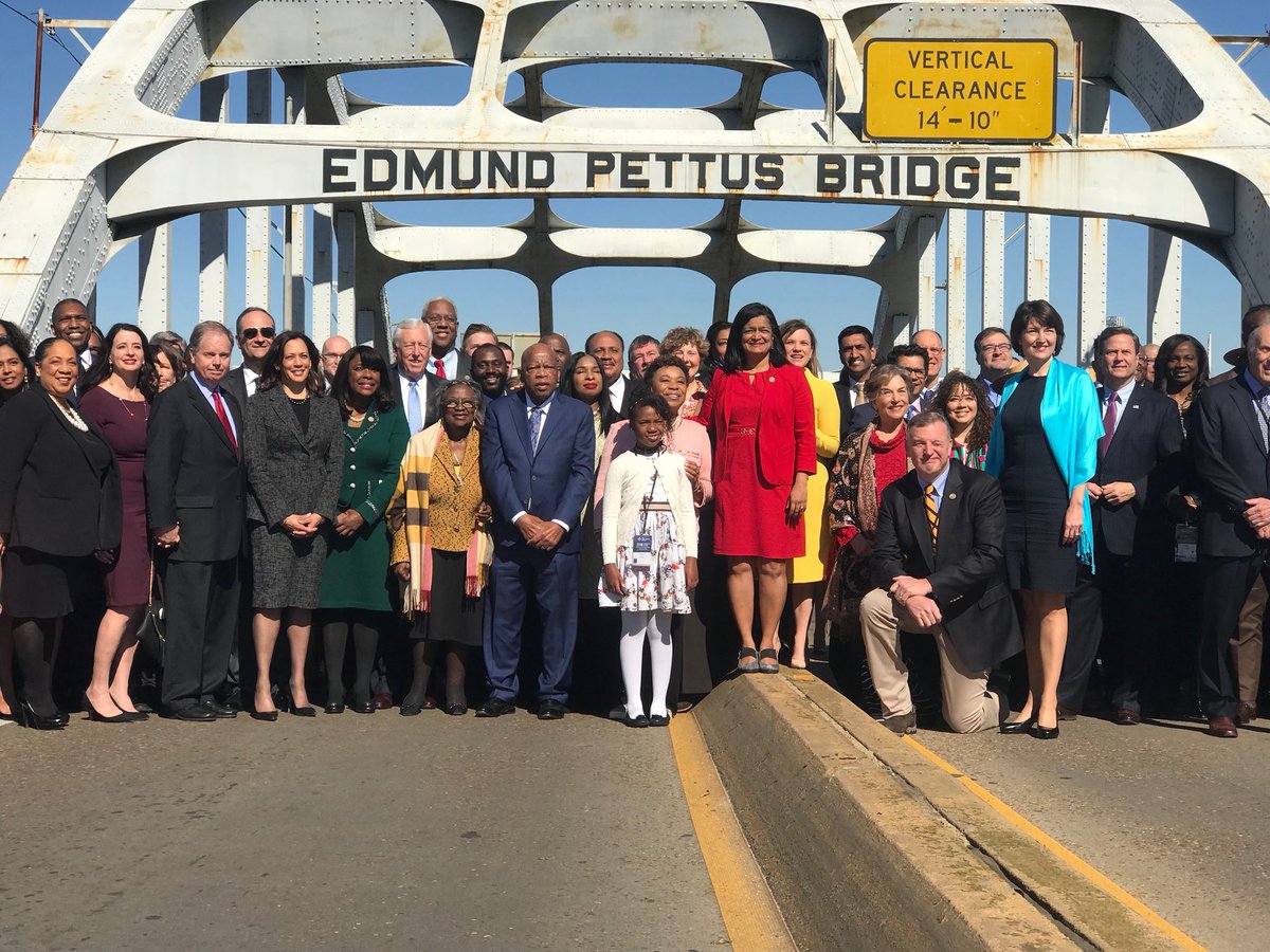 KamalaHarris's tweet image. Today, we mark the 60th anniversary of Bloody Sunday.
On that cold Sunday morning, 600 brave souls began their march from Selma to Montgomery. They were met with crushing violence, beaten by troopers with nightsticks and trampled by horses. And still, they returned to Selma and…