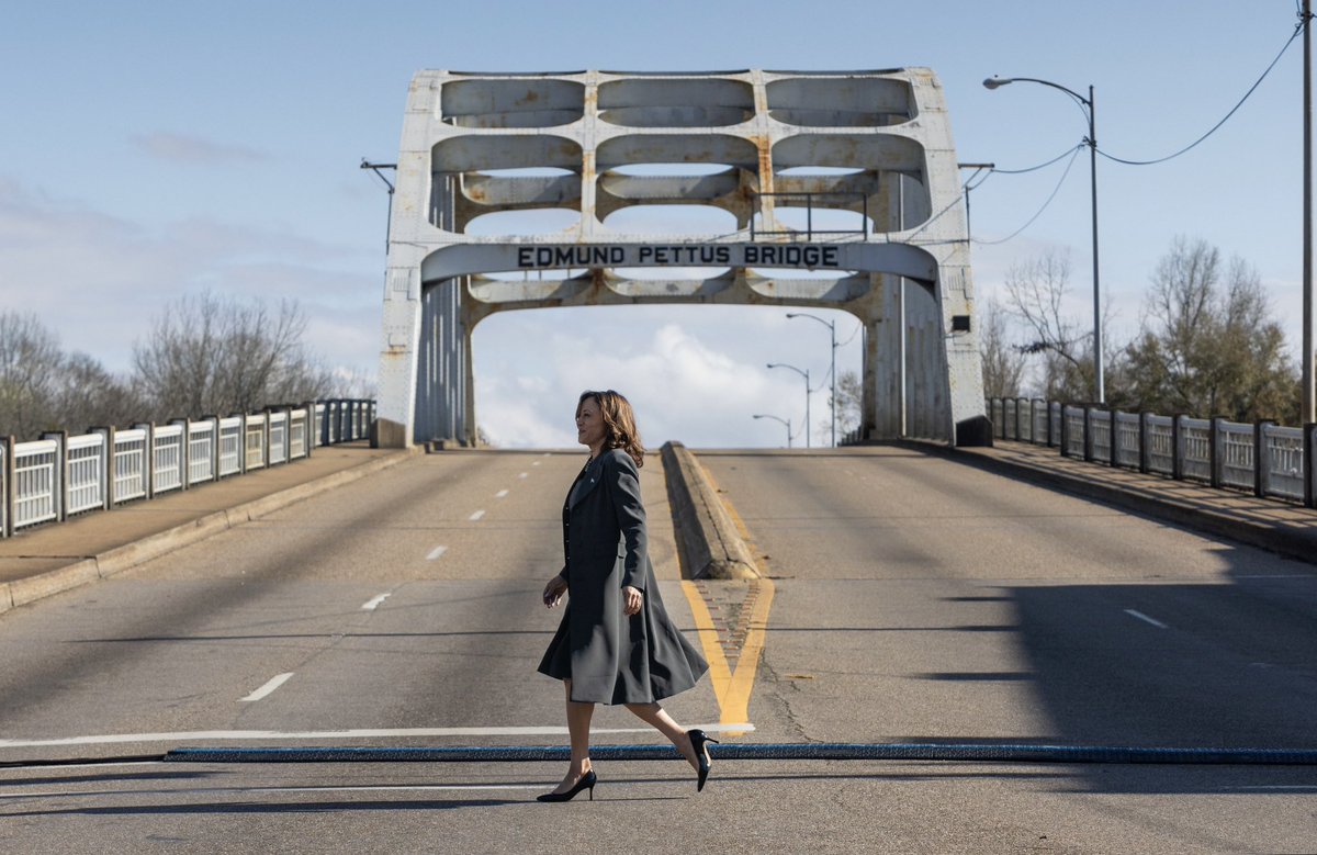 KamalaHarris's tweet image. Today, we mark the 60th anniversary of Bloody Sunday.
On that cold Sunday morning, 600 brave souls began their march from Selma to Montgomery. They were met with crushing violence, beaten by troopers with nightsticks and trampled by horses. And still, they returned to Selma and…