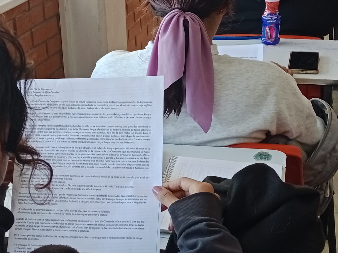 Escuela158's tweet photo. En el marco del Día Internacional de la Mujer, se eligió  el texto "La Tía Clemencia" tomado del libro: Mujeres de ojos grandes, de la escritora mexicana Ángeles Mastretta.
Esta breve historia nos presenta una figura femenina que nos hace reflexionar sobrela condición de lamujer https://t.co/j6dB61Vg9K