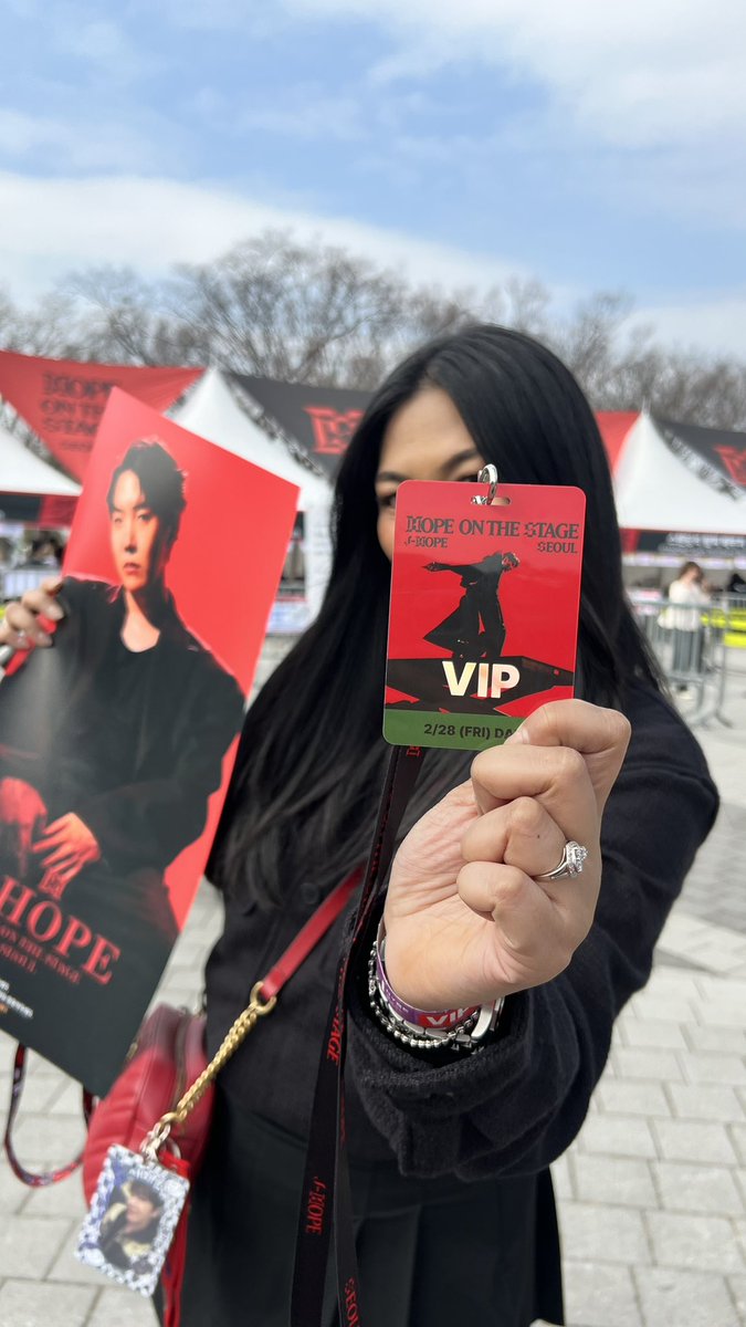 k7kimsan's tweet photo. I SAW HOBI!! 😭😭😭
#HOPE_ON_THE_STAGE_TOUR D1 ❤️🖤 @BTS_twt https://t.co/uVsdsLc1m9