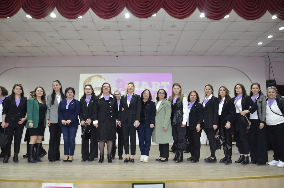 Belediye Başkanlığımız Tarafından 8 Mart Dünya Emekçi Kadınlar Günü Nedeniyle Öğretmen Evi Konferans Salonunda Düzenlenen Programımıza Halkımızın Yoğun İlgisi vardı Programa Senarist, şair ve yazar Süheyla TAŞÇIER'i Şiir Etkinliği ile Birlikte Kadınlar Gününü Kutladık