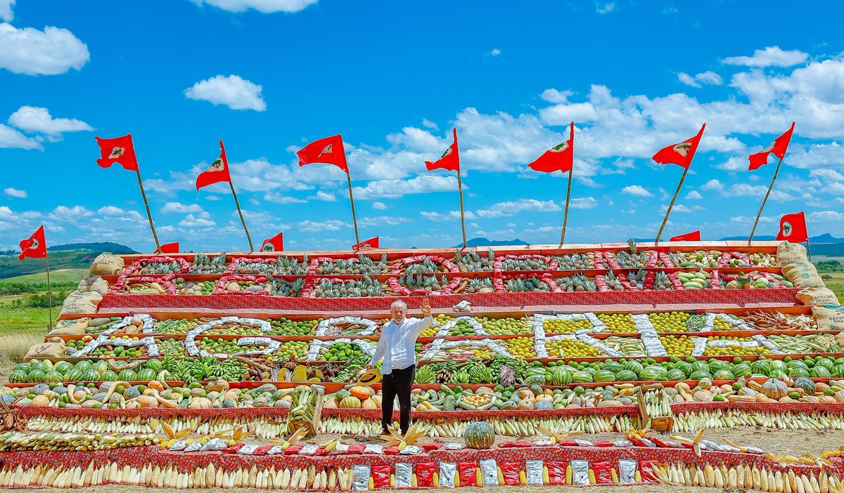 LulaOficial's tweet photo. Hoje, em Campo do Meio (MG), o @govbr entregou mais de 12 mil lotes para a Reforma Agrária por meio do programa Terra da Gente.

🌱 138 assentamentos rurais beneficiados, 385 mil hectares
🌱 24 estados atendidos
🌱 R$ 1,6 bilhão em crédito para 10 mil famílias
🌱 R$ 48 milhões para o Pronera, de educação na reforma agrária.
🌱 Benefício de R$ 4,6 mil para 2,5 mil famílias acampadas em situação de pobreza
🌱 Desapropriação de terras para a reforma agrária cumprir interesse social. Serão 13 mil hectares em Minas Gerais, Pará, Goiás, Paraná e Rio Grande do Sul
🌱 Contratos do Desenrola Rural para renegociar dívidas no campo
🌱 Criação de 9 assentamentos em terras públicas e que vai beneficiar centenas de famílias.