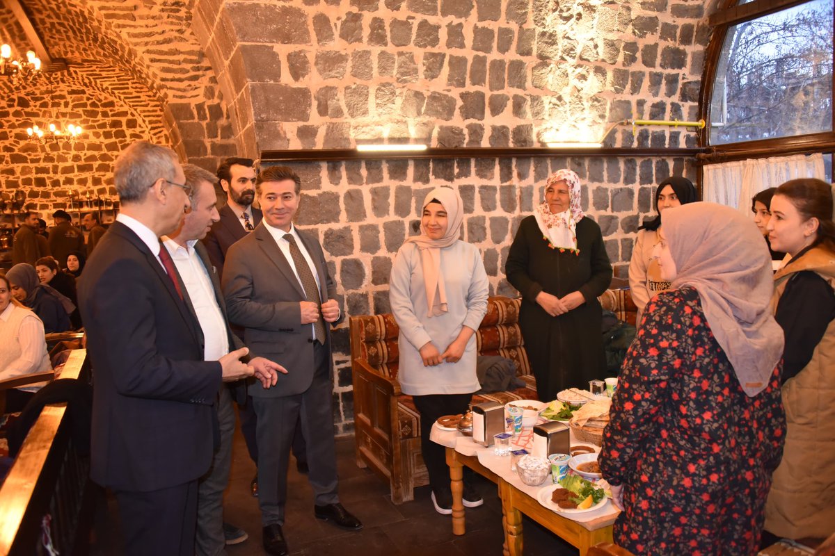 bucakalimurat82's tweet photo. Birlik ve Beraberlik İçinde İftar 🌙

Teşkilatımızın gücü, dayanışmamızdan geliyor! Milletvekilimiz Sn. @ProfDrDusak, İlçe Başkanımız @Cengizozeyran82, Kadın Kolları Başkanımız @RahimeTuysuz, Gençlik Kolları Başkanımız @ramazanacar199 ve teşkilatımızın kıymetli üyeleriyle aynı sofrada buluştuk. Ramazan ayının bereketini, birlik ve beraberlik içinde paylaşmanın mutluluğunu yaşadık.

Teşkilat ruhuyla, el ele, gönül gönüle! ✨ 

@RTErdogan 
@Akparti 
@eyupkadirinan 
@abuyukgumus 
@mustafademir 
@avyusufibis 
@tugbaisikercan 
@milhamigunbegi 
@ZehraAy0663 
@aksiverek 

#Siverek
