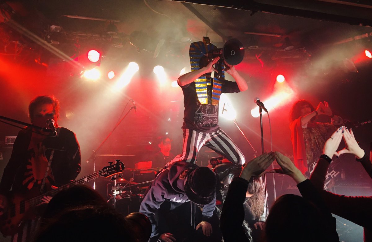 shina1147's tweet photo. 先日3月5日(水)ファラオ-THE FIRST風-『うぶごえギグ⭐︎あばよ響！友よ永遠に...最終回。』in池袋手刀ドームで鮮烈にピラミッドデビューを果たしたビッキーとそれを見守る国王のパシャリ△国王がいつも観ているピラミッドの頂上からの素晴らしい景色をビッキーにも見せてあげたくてこの演出にしたの△ https://t.co/DLrXupJktl