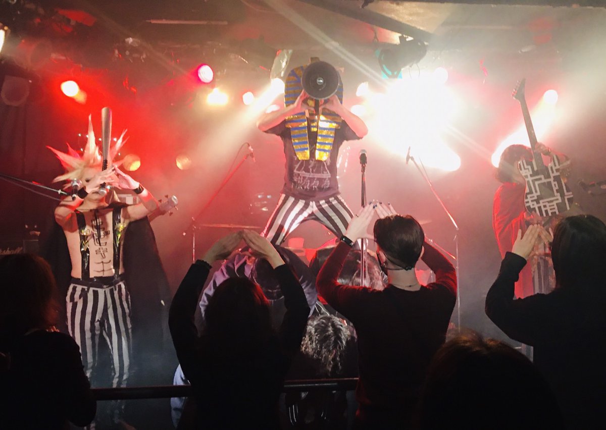 shina1147's tweet photo. 先日3月5日(水)ファラオ-THE FIRST風-『うぶごえギグ⭐︎あばよ響！友よ永遠に...最終回。』in池袋手刀ドームで鮮烈にピラミッドデビューを果たしたビッキーとそれを見守る国王のパシャリ△国王がいつも観ているピラミッドの頂上からの素晴らしい景色をビッキーにも見せてあげたくてこの演出にしたの△ https://t.co/DLrXupJktl