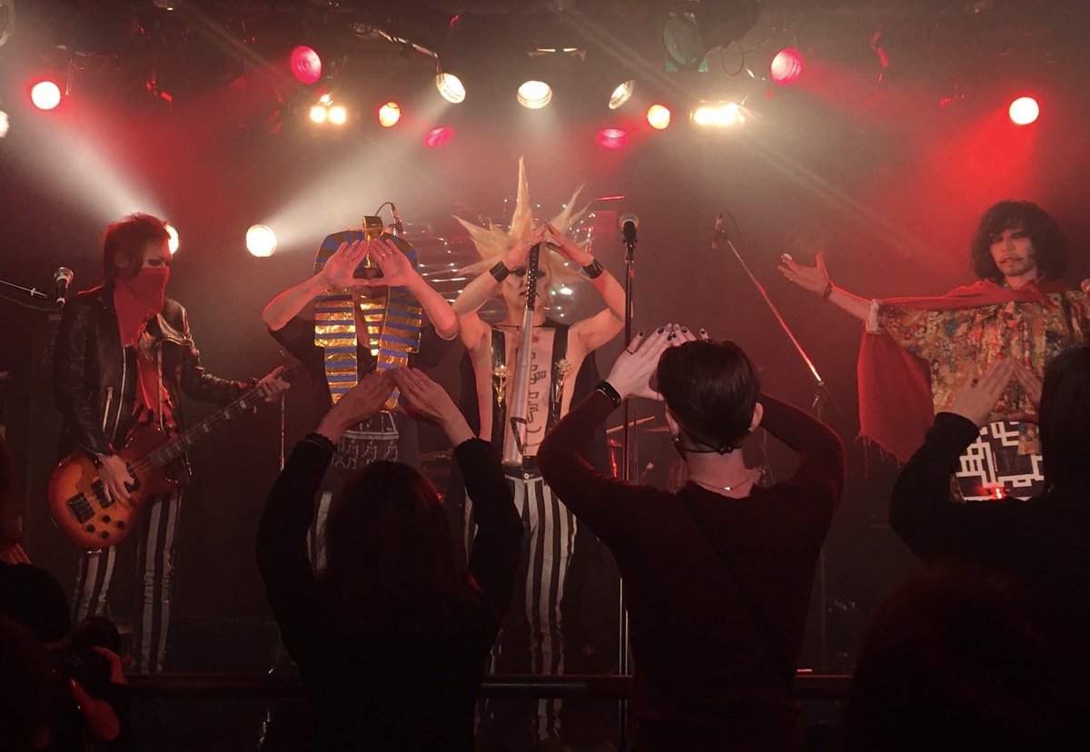 shina1147's tweet photo. 先日3月5日(水)ファラオ-THE FIRST風-『うぶごえギグ⭐︎あばよ響！友よ永遠に...最終回。』in池袋手刀ドームで鮮烈にピラミッドデビューを果たしたビッキーとそれを見守る国王のパシャリ△国王がいつも観ているピラミッドの頂上からの素晴らしい景色をビッキーにも見せてあげたくてこの演出にしたの△ https://t.co/DLrXupJktl