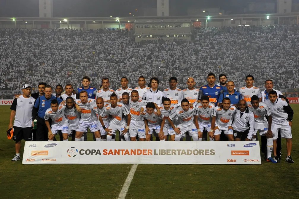 mauriciojornal_'s tweet photo. Em 2011, o Santos venceu o Peñarol no Pacaembu e conquistou sua terceira Libertadores.

Com gols de Neymar e Danilo, o Peixe encerrou um jejum de 48 anos.

Mas afinal, por onde anda aquele elenco?

Segue o fio! https://t.co/W3kMXTV1f9